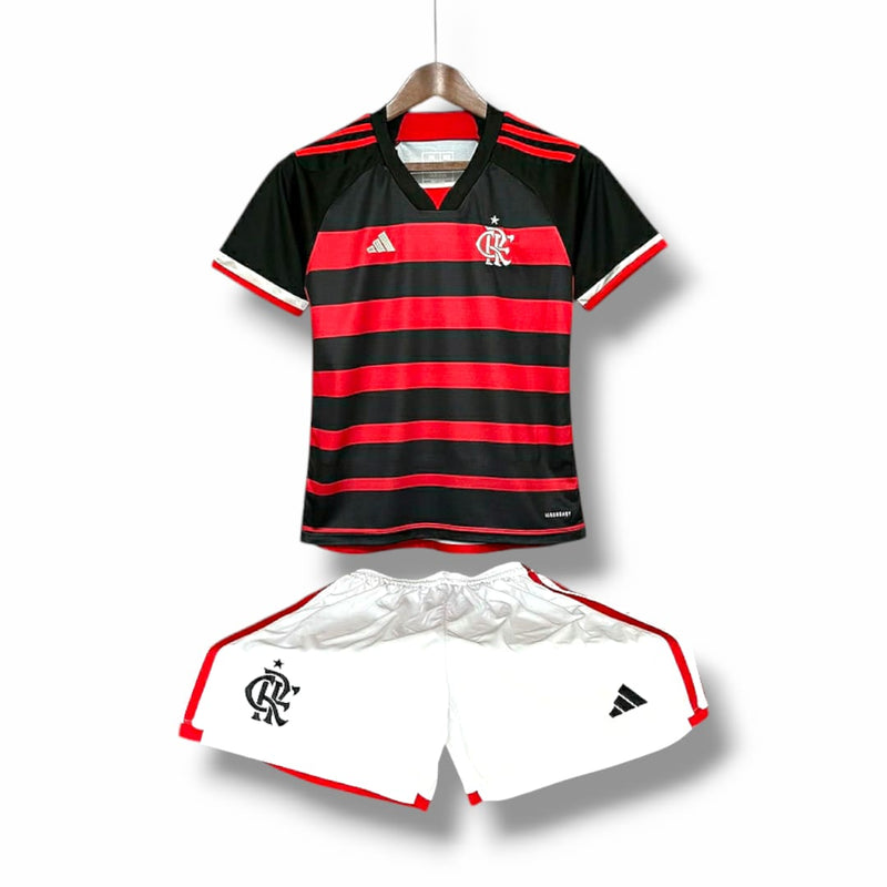 Kit Infantil Flamengo Adidas I 2024/25 Camisa Vermelha e Preta e Shorts Branco