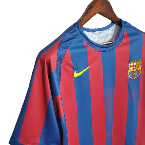 Camisa Barcelona Retrô 2006 Azul e Vermelha - Ronaldinho + Patch