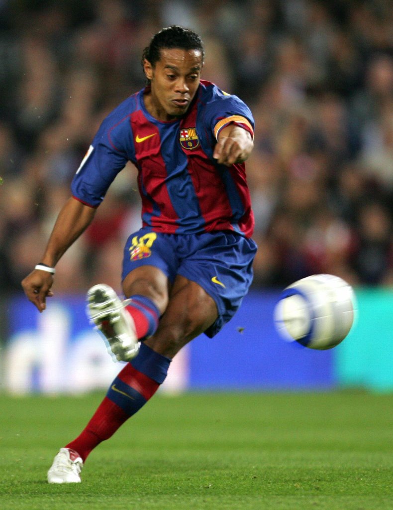 Camisa Barcelona Retrô 2006 Azul e Vermelha - Ronaldinho + Patch