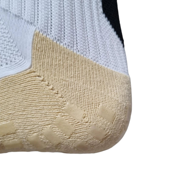 Meias Futebol Antiderrapante Cano Baixo - Branco com detalhes em preto