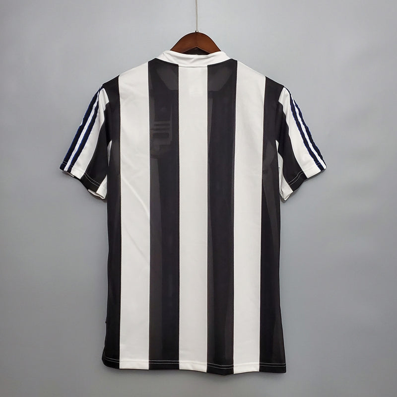 Camisa Retrô Newcastle I Home 1995/97 - Masculina - Modelo Torcedor - Preta e Branca